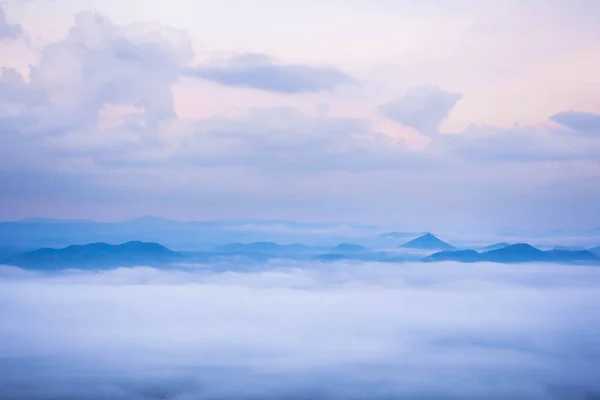 Montanhas vista com névoa de manhã . — Fotografia de Stock