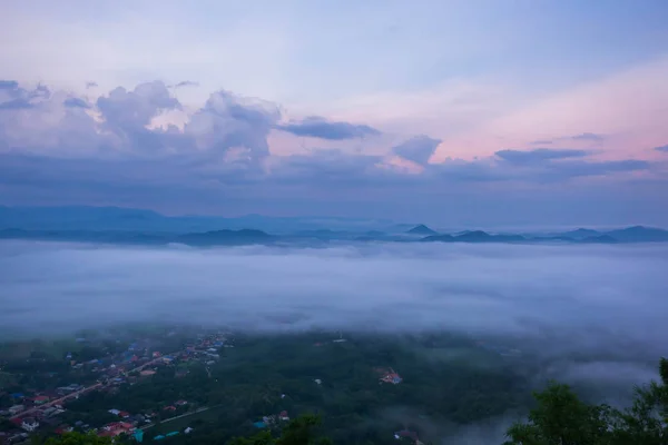 Montagne vista con nebbia coperto la città . — Foto Stock