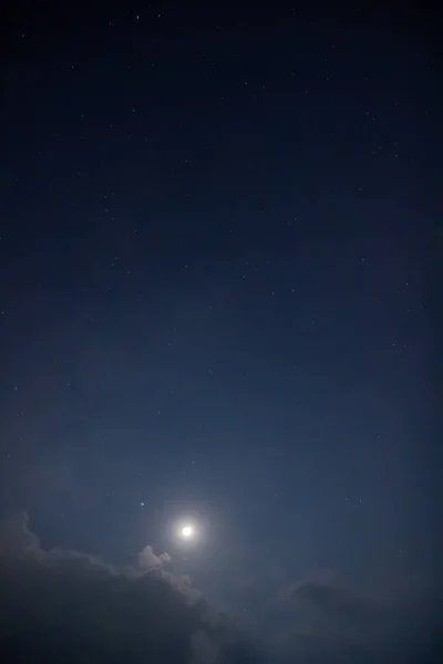 Las fotos de la luna y la estrella en el cielo nocturno cubierto con cl — Foto de Stock