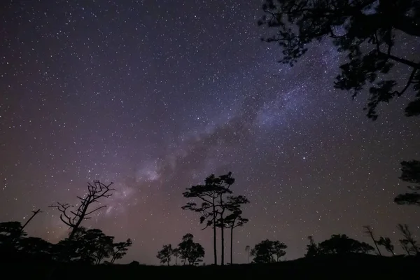 El cielo nocturno tiene una Vía Láctea con estrellas . — Foto de Stock