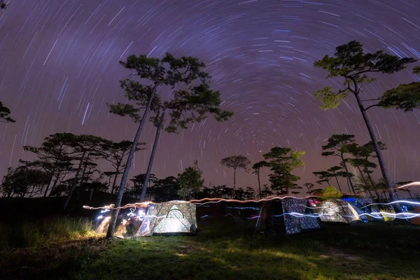 観光客のテントで夜の星のスパイラル. — ストック写真