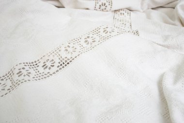 Klasik desenli masa örtüsü, beyaz kumaş soyut. 