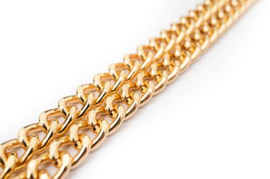 Beyaz zemin üzerinde altın çift zincir, perspektif yakın