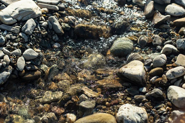 Hızlı su akıntısı nehri güneş ışığı ve hareket bulanıklığıyla kapanır.