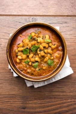 Black Eyed barbunya fasulyesi köri veya Chawli chi usal / Barbati masala, moody arka plan üzerinde seçici odak bir seramik kase hizmet