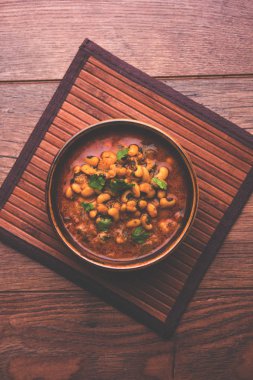 Black Eyed barbunya fasulyesi köri veya Chawli chi usal / Barbati masala, moody arka plan üzerinde seçici odak bir seramik kase hizmet