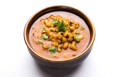 Black Eyed barbunya fasulyesi köri veya Chawli chi usal / Barbati masala, moody arka plan üzerinde seçici odak bir seramik kase hizmet