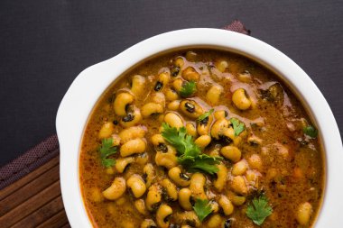 Black Eyed barbunya fasulyesi köri veya Chawli chi usal / Barbati masala, moody arka plan üzerinde seçici odak bir seramik kase hizmet