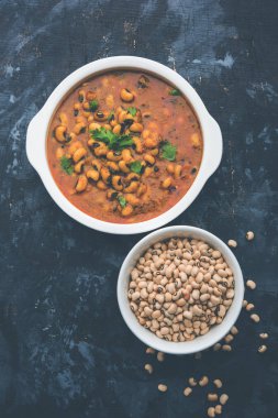 Black Eyed barbunya fasulyesi köri veya Chawli chi usal / Barbati masala, moody arka plan üzerinde seçici odak bir seramik kase hizmet