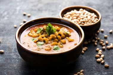 Black Eyed barbunya fasulyesi köri veya Chawli chi usal / Barbati masala, moody arka plan üzerinde seçici odak bir seramik kase hizmet