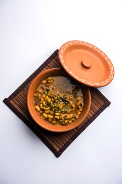 Black Eyed barbunya fasulyesi köri veya Chawli chi usal / Barbati masala, moody arka plan üzerinde seçici odak bir seramik kase hizmet