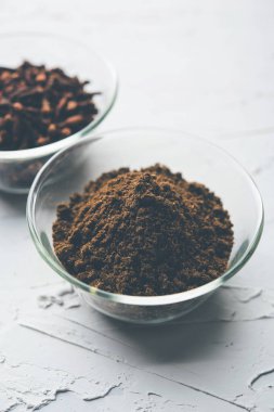 Elaichi veya kakule toz kase veya yığın bakla ile moody arka plan üzerinde. seçici odak