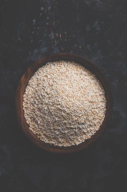 Amaranth veya rajgira lahi tatlı laddu bir kase. seçici odak