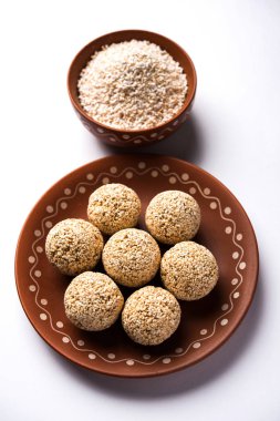 Amaranth veya rajgira lahi tatlı laddu bir kase. seçici odak