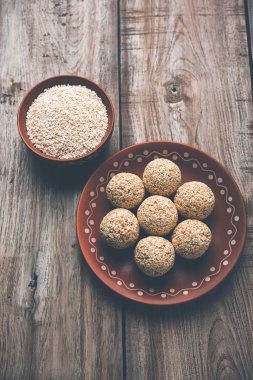 Amaranth veya rajgira lahi tatlı laddu bir kase. seçici odak