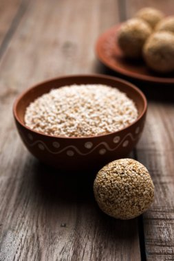 Amaranth veya rajgira lahi tatlı laddu bir kase. seçici odak