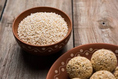 Amaranth veya rajgira lahi tatlı laddu bir kase. seçici odak