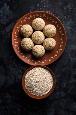 Amaranth veya rajgira lahi tatlı laddu bir kase. seçici odak