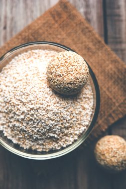 Amaranth veya rajgira lahi tatlı laddu bir kase. seçici odak