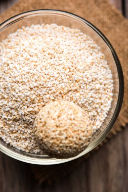 Amaranth veya rajgira lahi tatlı laddu bir kase. seçici odak