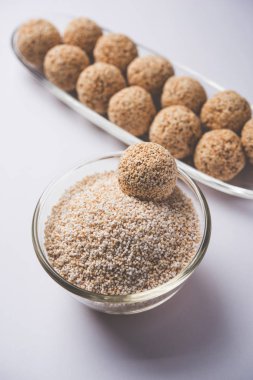 Amaranth veya rajgira lahi tatlı laddu bir kase. seçici odak