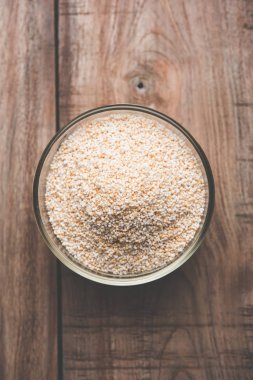 Amaranth veya rajgira lahi tatlı laddu bir kase. seçici odak