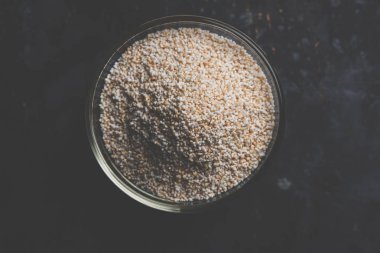 Amaranth veya rajgira lahi tatlı laddu bir kase. seçici odak