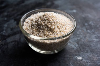 Amaranth veya rajgira lahi tatlı laddu bir kase. seçici odak