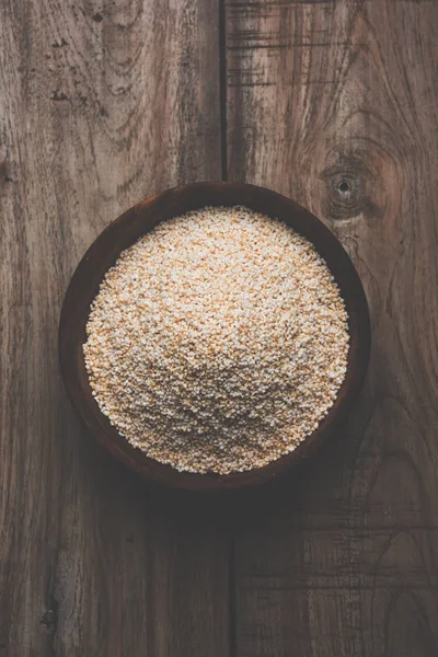 Amaranth veya rajgira lahi tatlı laddu bir kase. seçici odak