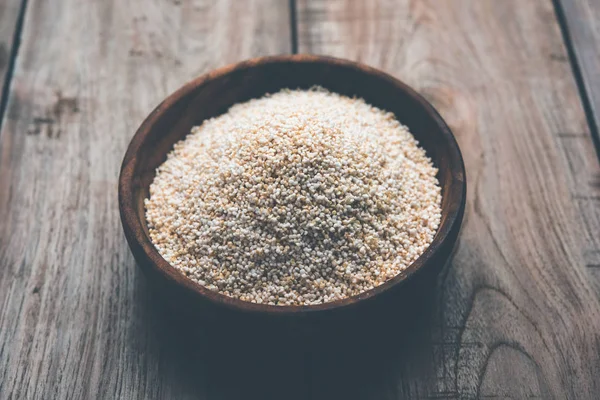 Amaranth veya rajgira lahi tatlı laddu bir kase. seçici odak