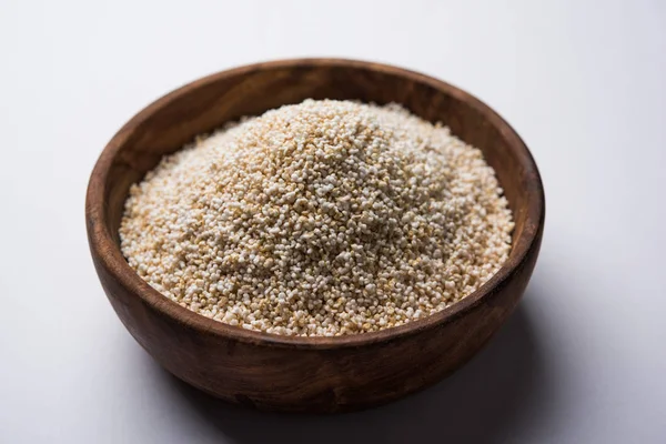 Amaranth veya rajgira lahi tatlı laddu bir kase. seçici odak