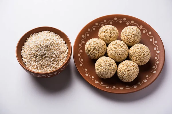 Amaranth veya rajgira lahi tatlı laddu bir kase. seçici odak