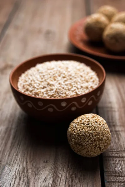 Amaranth veya rajgira lahi tatlı laddu bir kase. seçici odak