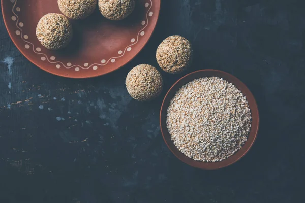 Amaranth veya rajgira lahi tatlı laddu bir kase. seçici odak