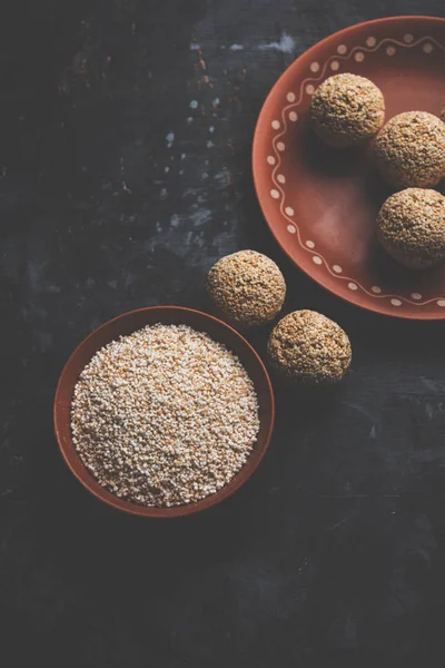 Amaranth veya rajgira lahi tatlı laddu bir kase. seçici odak
