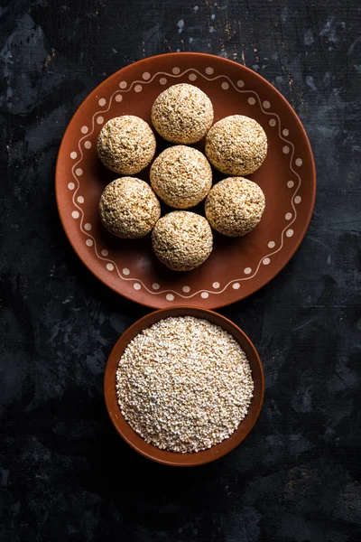 苋菜或 Rajgira Lahi 在一个碗中 Laddu 选择性聚焦 — 图库照片