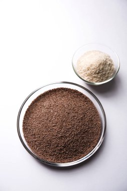 Psyllium kabuğu veya dar ovata, tohumlardan elde edilen lif olan isabgol esas olarak Hindistan'da bulundu. Bir kapta moody arka plan üzerinde servis. seçici odak
