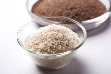 Psyllium kabuğu veya dar ovata, tohumlardan elde edilen lif olan isabgol esas olarak Hindistan'da bulundu. Bir kapta moody arka plan üzerinde servis. seçici odak