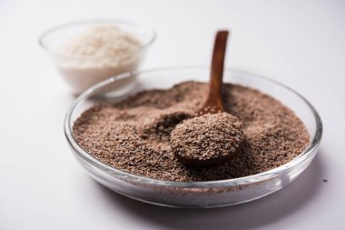 Psyllium kabuğu veya dar ovata, tohumlardan elde edilen lif olan isabgol esas olarak Hindistan'da bulundu. Bir kapta moody arka plan üzerinde servis. seçici odak