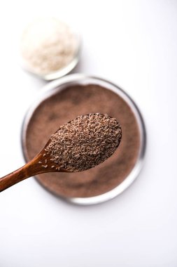 Psyllium kabuğu veya dar ovata, tohumlardan elde edilen lif olan isabgol esas olarak Hindistan'da bulundu. Bir kapta moody arka plan üzerinde servis. seçici odak
