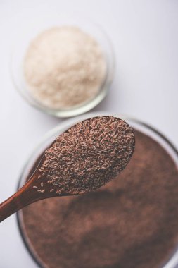 Psyllium kabuğu veya dar ovata, tohumlardan elde edilen lif olan isabgol esas olarak Hindistan'da bulundu. Bir kapta moody arka plan üzerinde servis. seçici odak