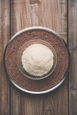 Psyllium kabuğu veya dar ovata, tohumlardan elde edilen lif olan isabgol esas olarak Hindistan'da bulundu. Bir kapta moody arka plan üzerinde servis. seçici odak