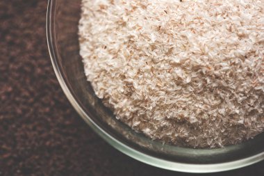 Psyllium kabuğu veya dar ovata, tohumlardan elde edilen lif olan isabgol esas olarak Hindistan'da bulundu. Bir kapta moody arka plan üzerinde servis. seçici odak
