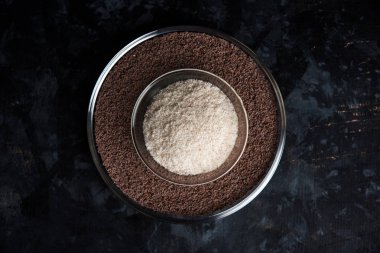 Psyllium kabuğu veya dar ovata, tohumlardan elde edilen lif olan isabgol esas olarak Hindistan'da bulundu. Bir kapta moody arka plan üzerinde servis. seçici odak