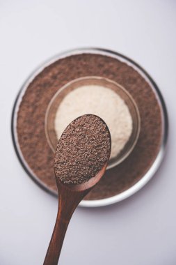 Psyllium kabuğu veya dar ovata, tohumlardan elde edilen lif olan isabgol esas olarak Hindistan'da bulundu. Bir kapta moody arka plan üzerinde servis. seçici odak