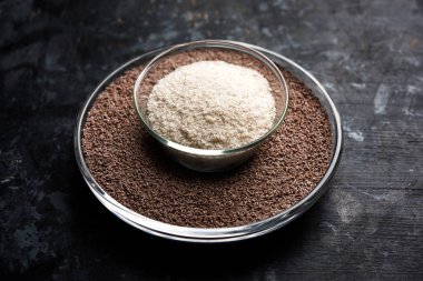 Psyllium kabuğu veya dar ovata, tohumlardan elde edilen lif olan isabgol esas olarak Hindistan'da bulundu. Bir kapta moody arka plan üzerinde servis. seçici odak