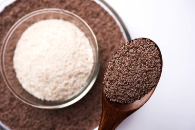 Psyllium kabuğu veya dar ovata, tohumlardan elde edilen lif olan isabgol esas olarak Hindistan'da bulundu. Bir kapta moody arka plan üzerinde servis. seçici odak