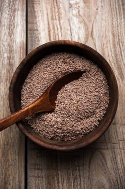 Psyllium kabuğu veya dar ovata, tohumlardan elde edilen lif olan isabgol esas olarak Hindistan'da bulundu. Bir kapta moody arka plan üzerinde servis. seçici odak