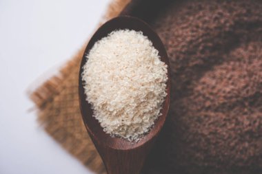 Psyllium kabuğu veya dar ovata, tohumlardan elde edilen lif olan isabgol esas olarak Hindistan'da bulundu. Bir kapta moody arka plan üzerinde servis. seçici odak