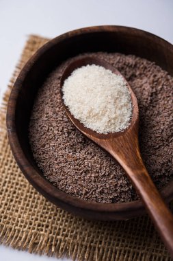 Psyllium kabuğu veya dar ovata, tohumlardan elde edilen lif olan isabgol esas olarak Hindistan'da bulundu. Bir kapta moody arka plan üzerinde servis. seçici odak